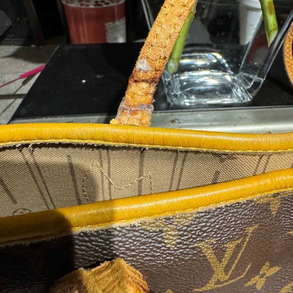 Louis Vuitton Neverfull MM & Wallet - Picture 9 of 16